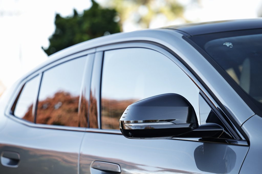 Certified 2025 BMW X2 xDrive28i w/ Technology Package image 3