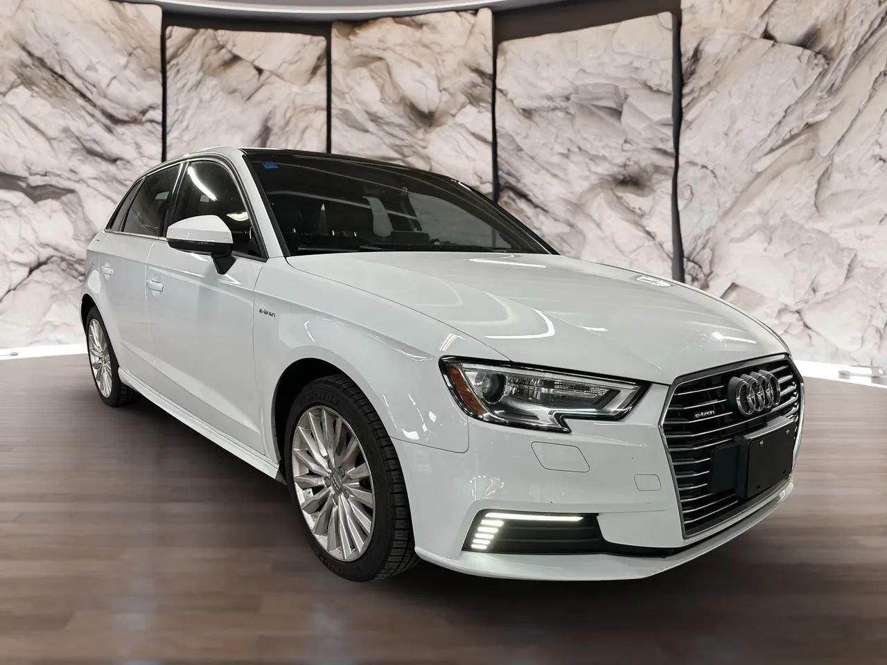 Used 2017 Audi A3 e-tron Premium FWD image 2