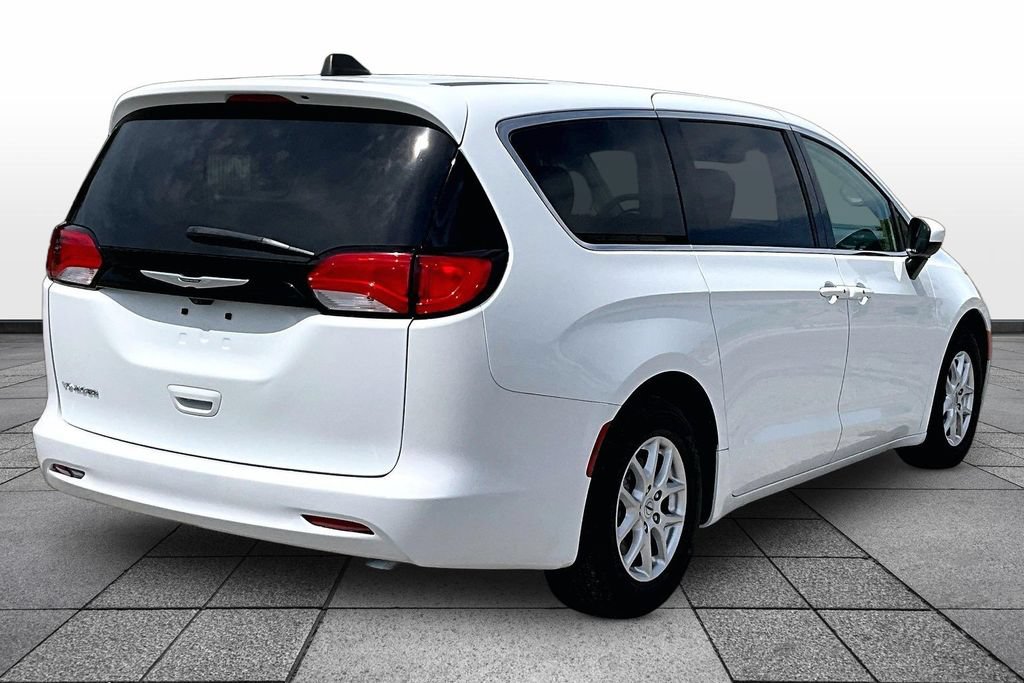 Used 2023 Chrysler Voyager LX FWD image 11