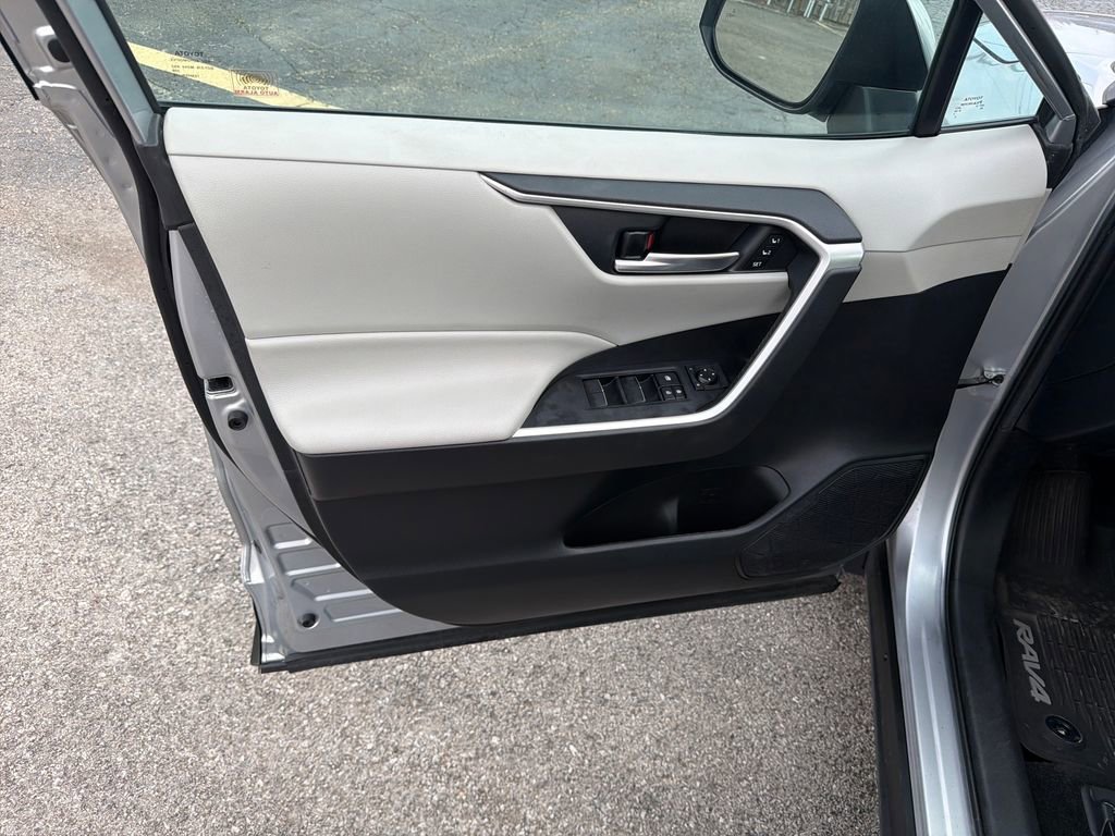 Used 2020 Toyota RAV4 XLE Premium image 10