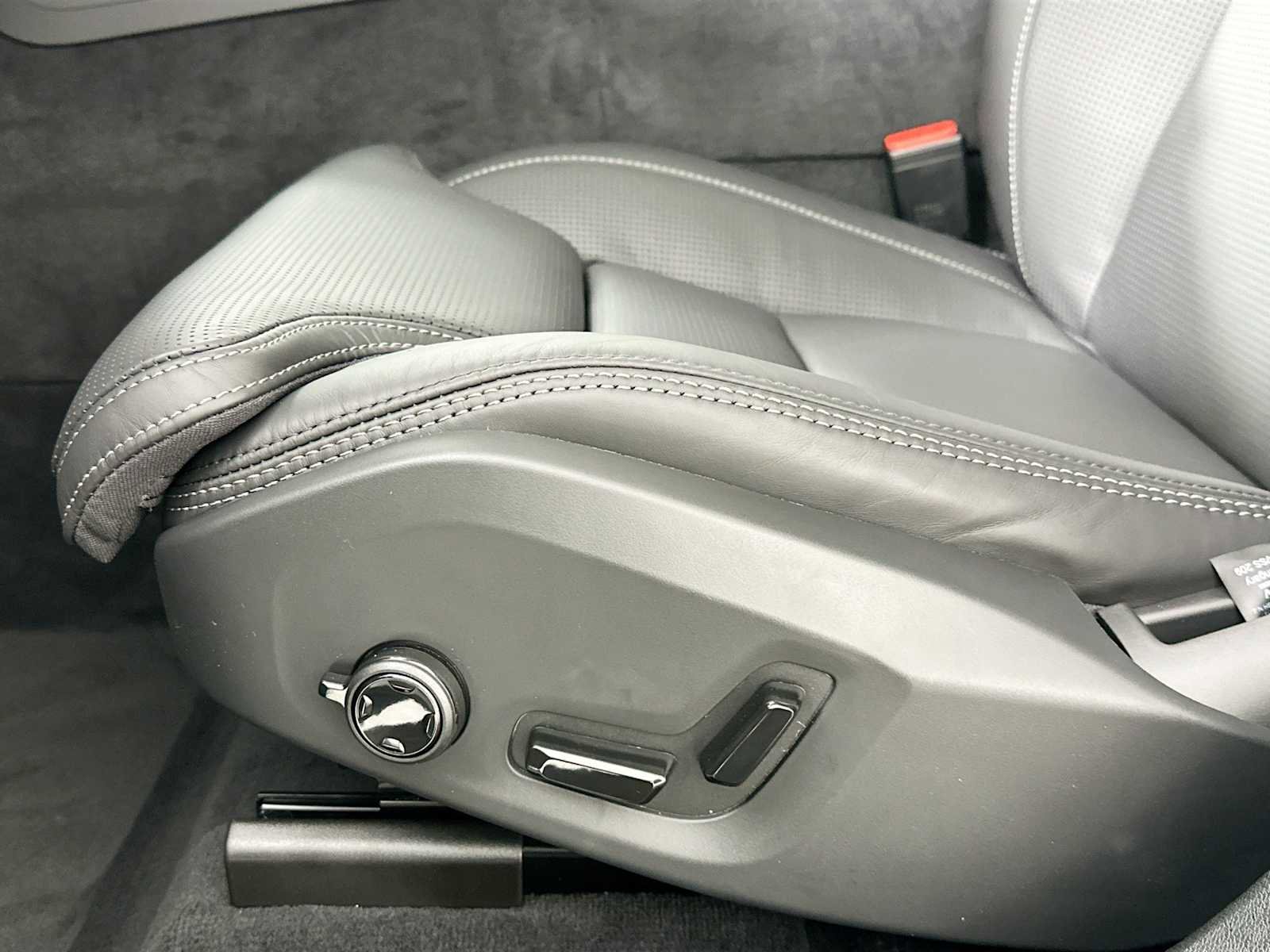 Certified 2025 Volvo XC60 T8 Ultra w/ Protection Package Premier image 15