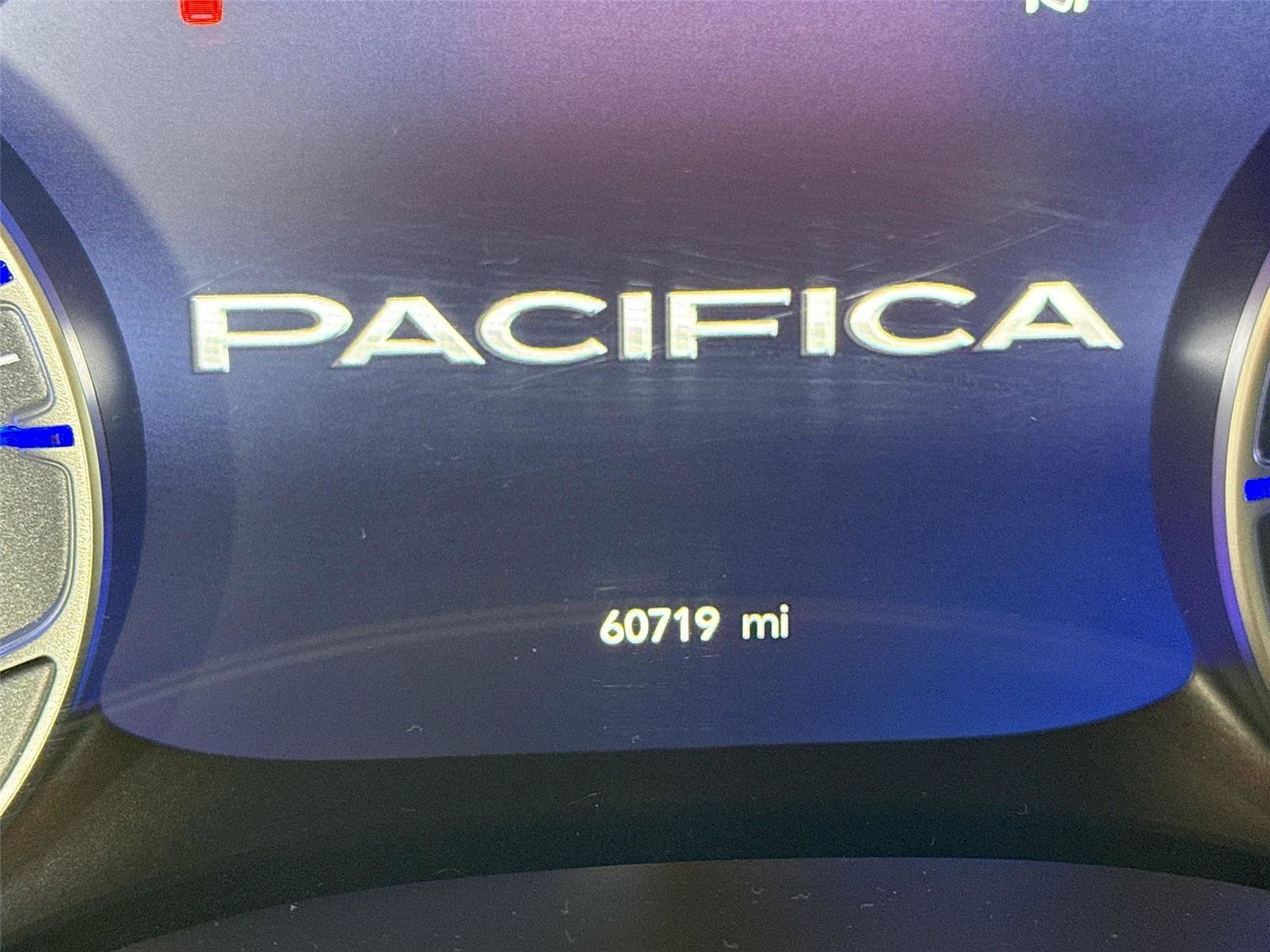 Used 2023 Chrysler Pacifica Touring-L image 6