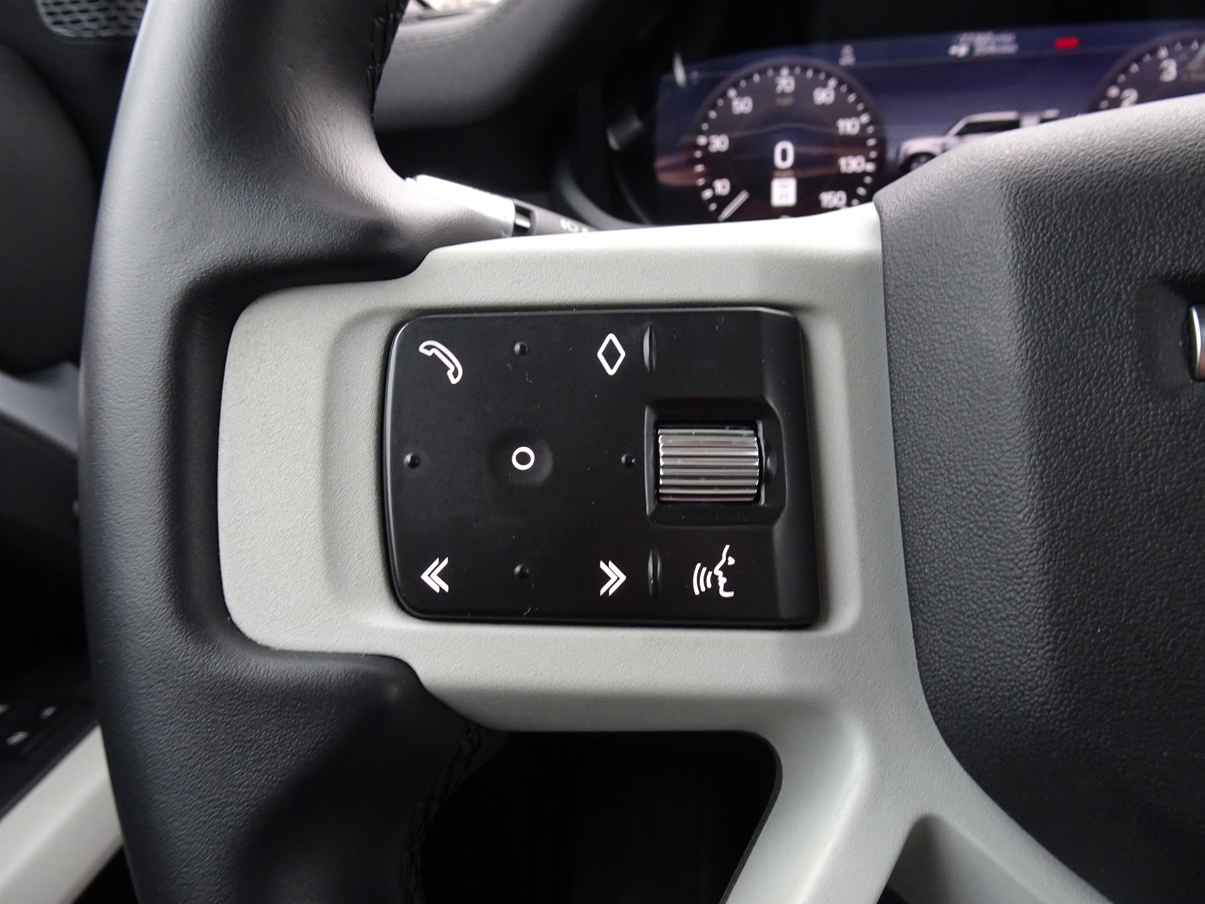 Used 2020 Land Rover Defender 110 SE image 33