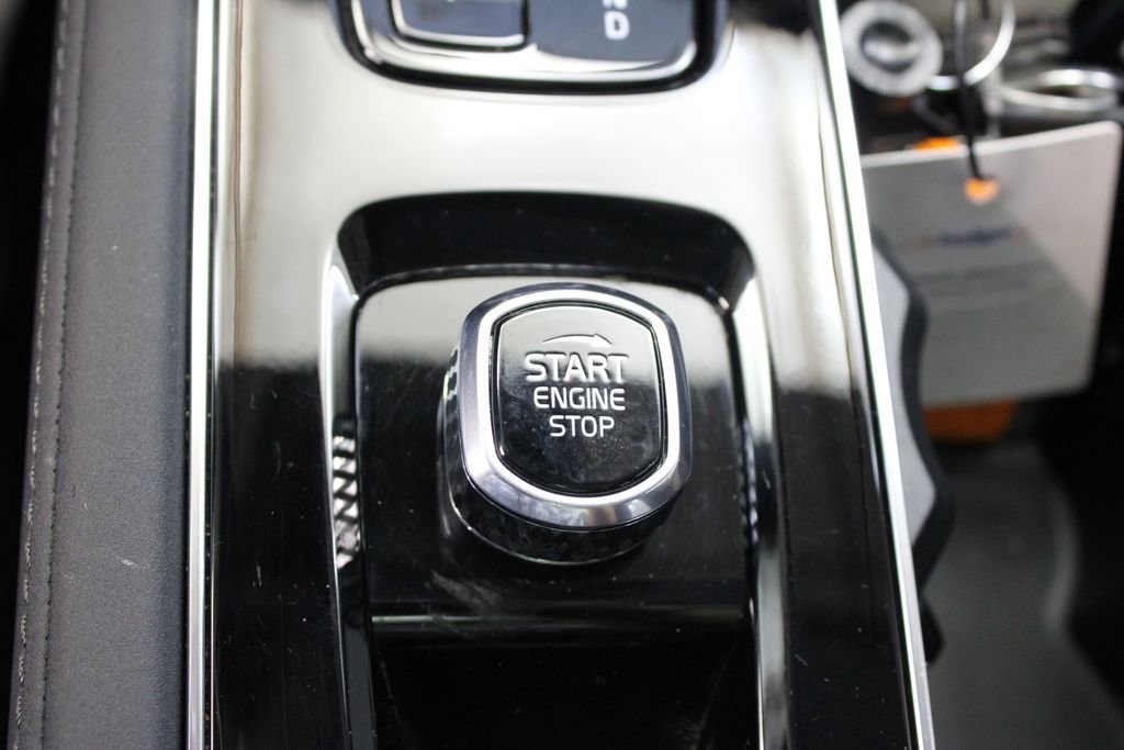 Used 2025 Volvo XC90 B6 Plus AWD/4WD image 12