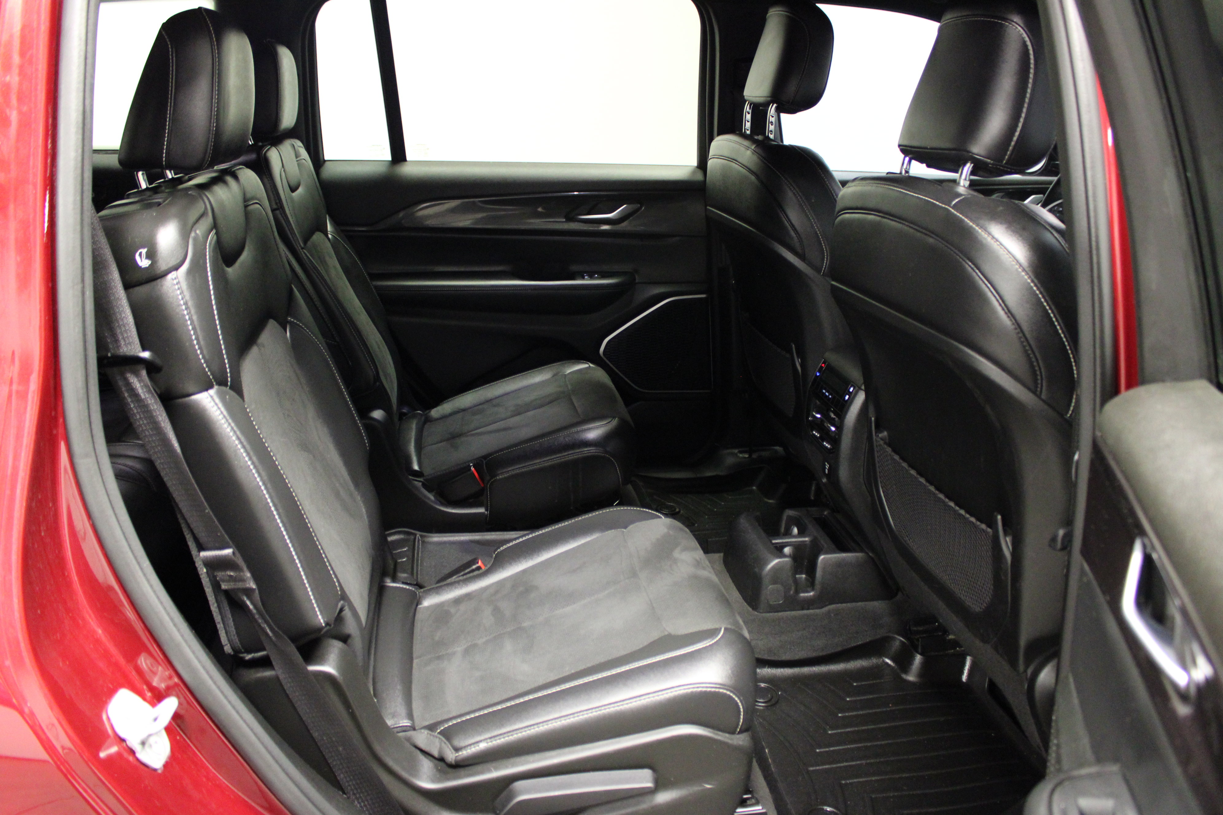 Used 2022 Jeep Grand Cherokee L Laredo image 16