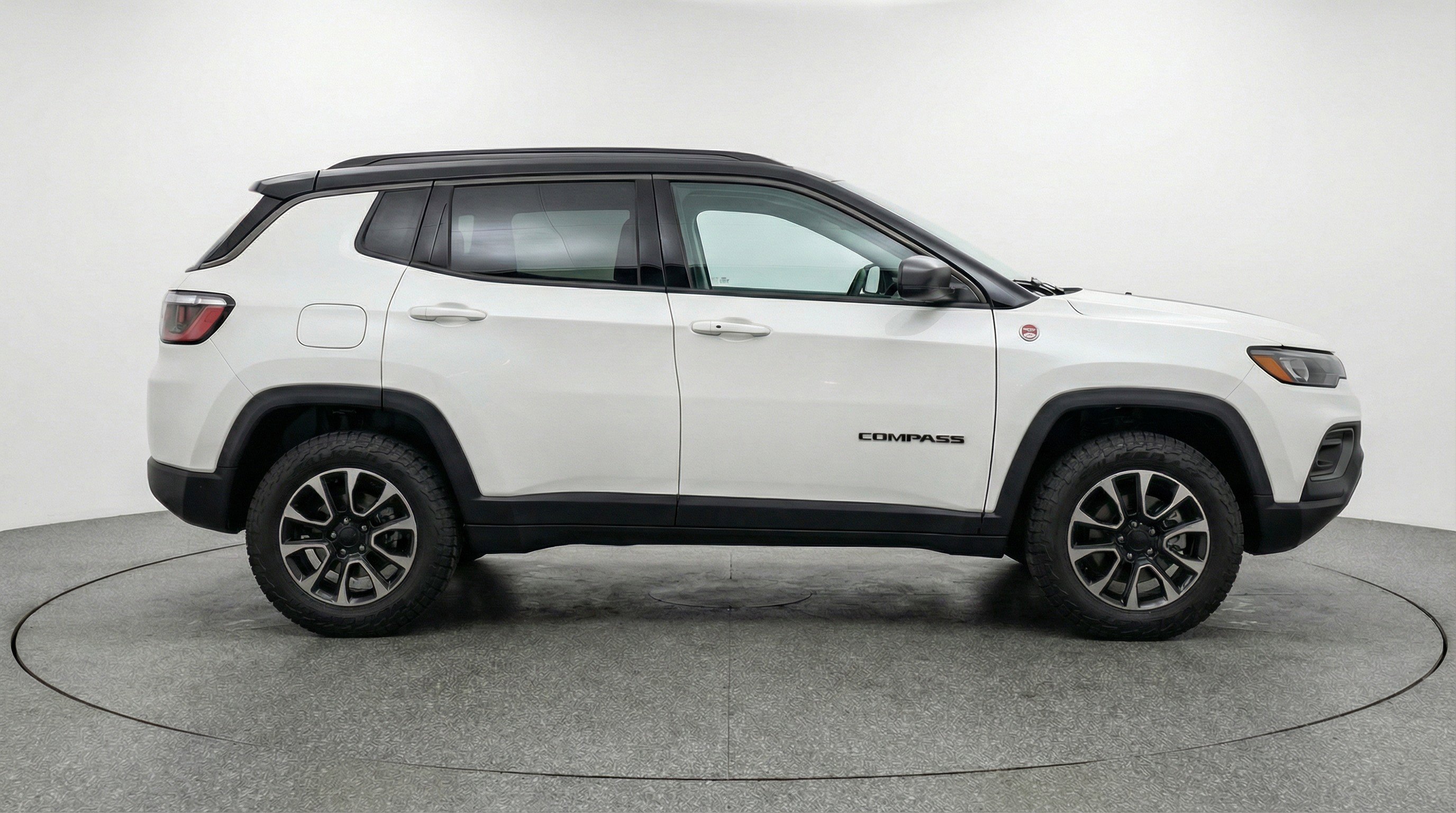 Used 2025 Jeep Compass Trailhawk AWD/4WD image 11