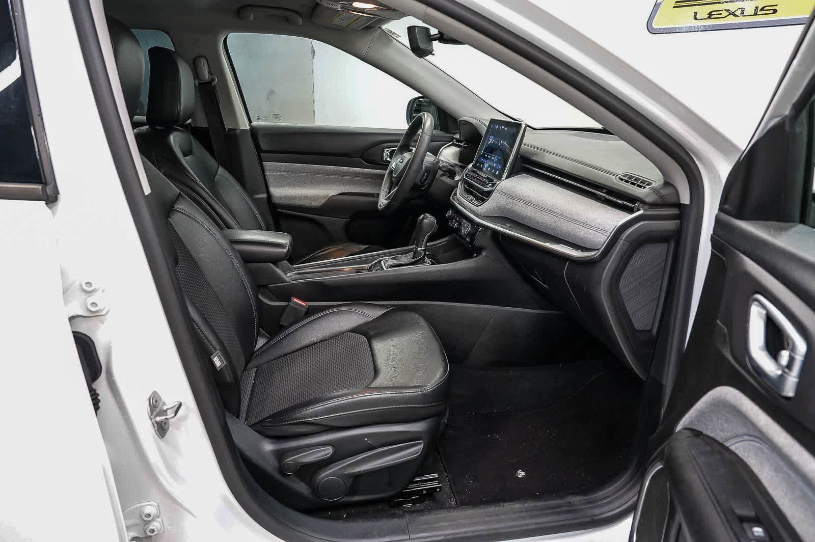 Used 2022 Jeep Compass Latitude FWD image 16