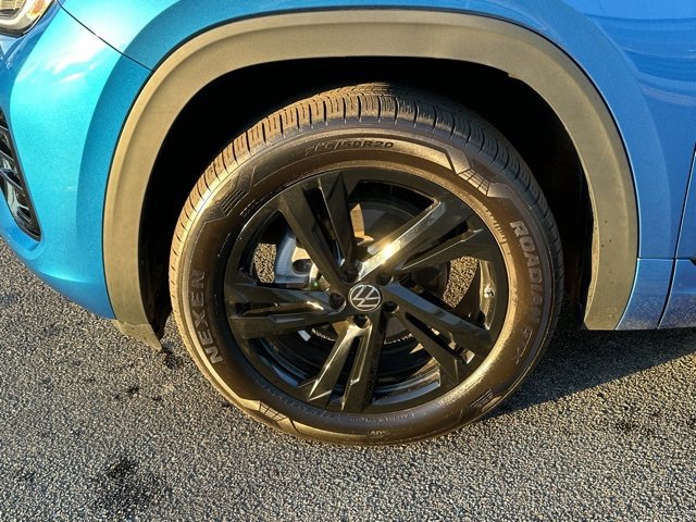 Certified 2025 Volkswagen Atlas Cross Sport SEL R-Line image 8