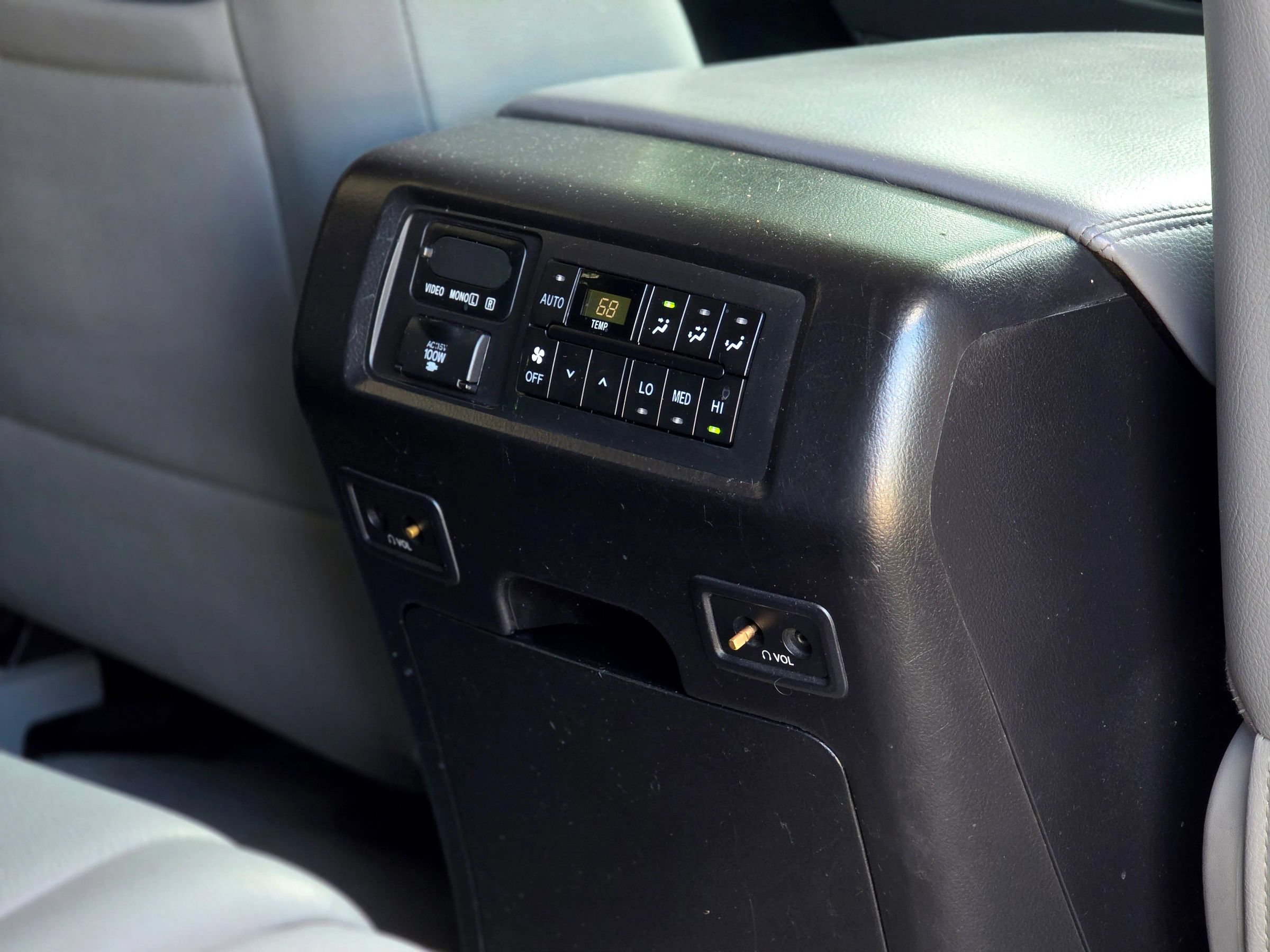 Used 2011 Toyota Sequoia Limited AWD/4WD image 52