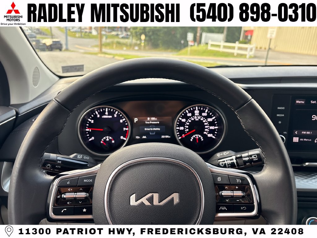 Used 2023 Kia Carnival LX FWD image 6