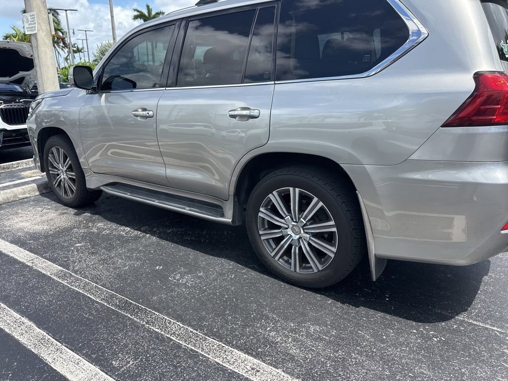Used 2017 Lexus LX 570 4WD w/ Luxury Package image 10