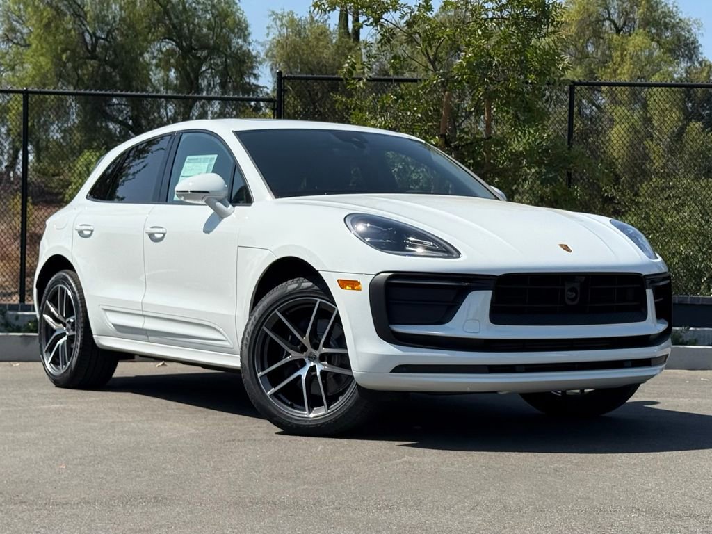 Used 2025 Porsche Macan image 9