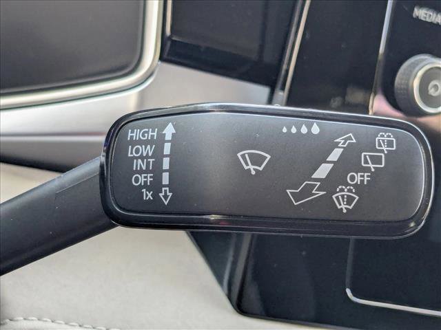 Used 2025 Volkswagen Taos SE w/ Panoramic Sunroof Package FWD image 13