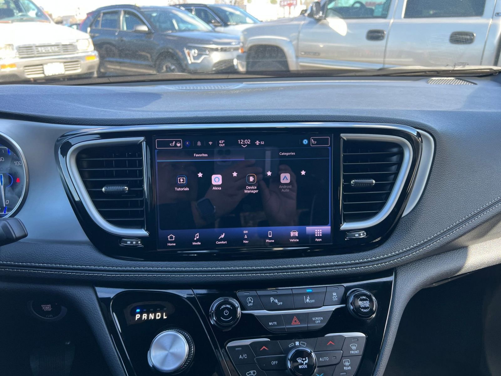 Used 2025 Chrysler Pacifica Limited image 18