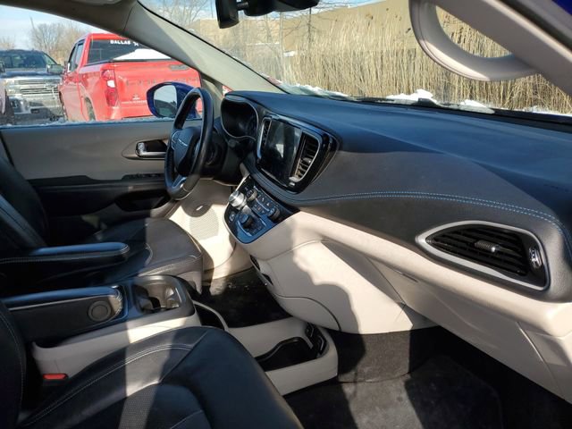 Used 2021 Chrysler Pacifica Touring-L FWD image 27