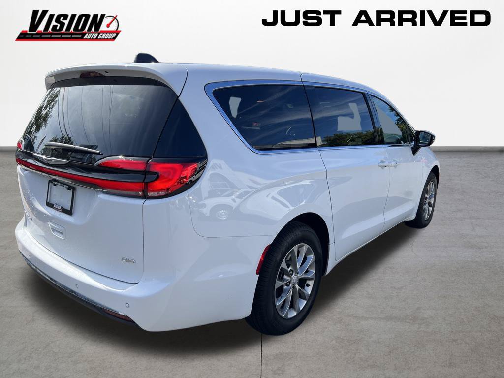 Used 2026 Chrysler Pacifica Select AWD/4WD image 6