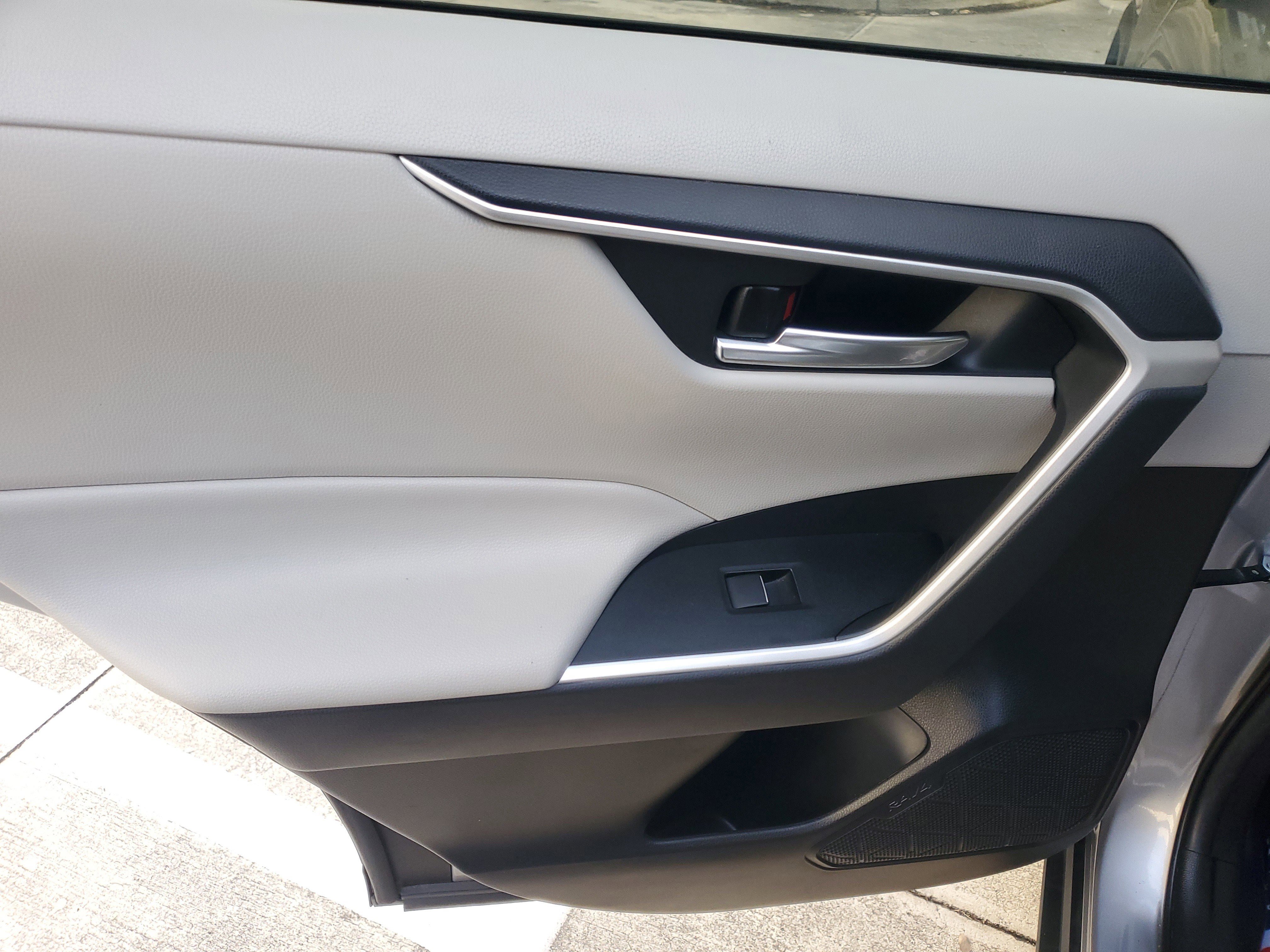 Used 2020 Toyota RAV4 XLE Premium image 15