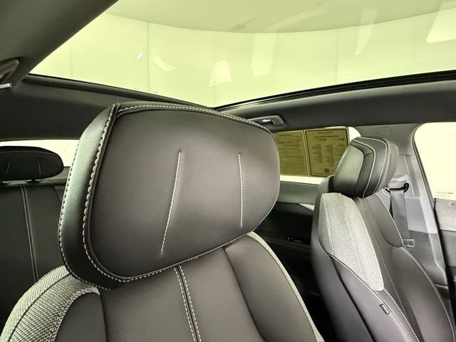 Used 2025 Cadillac Optiq Luxury 1 image 34