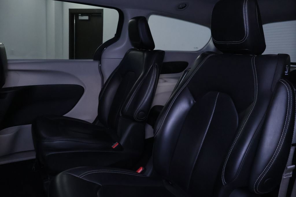 Used 2023 Chrysler Pacifica Touring-L image 15