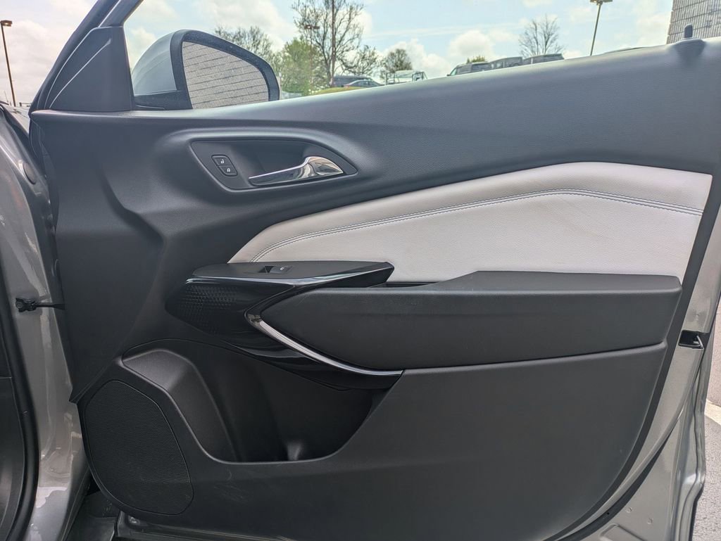 Used 2025 Chevrolet Trax LT w/ LT Convenience Package image 31