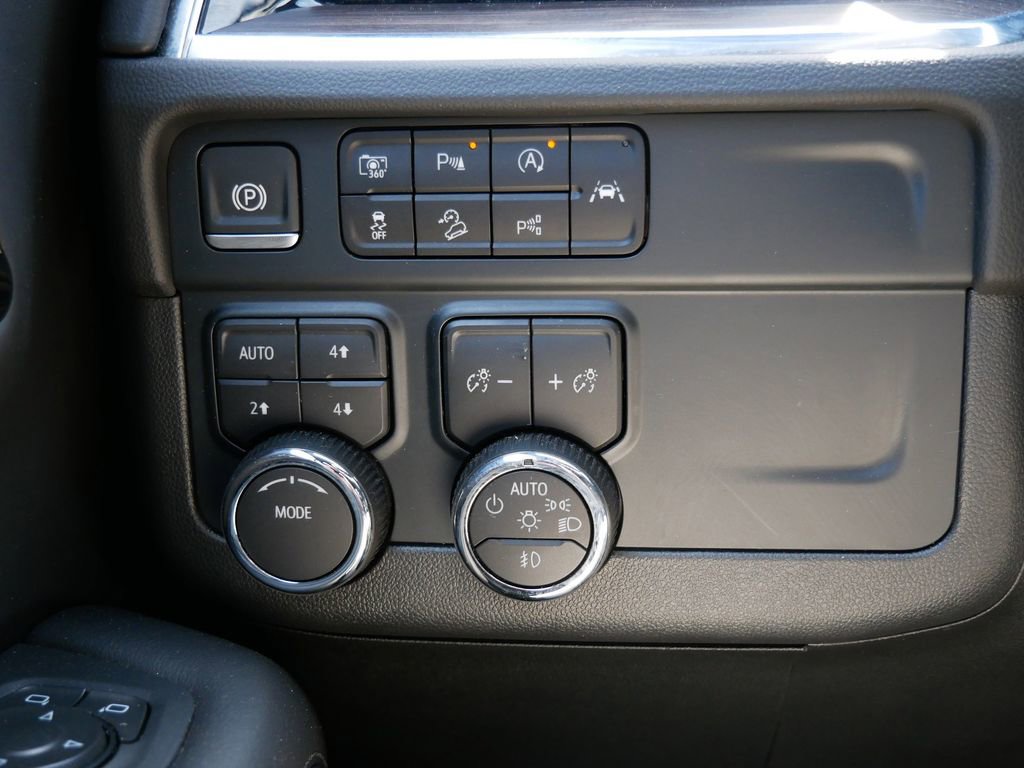 Used 2025 Chevrolet Suburban Z71 AWD/4WD image 28