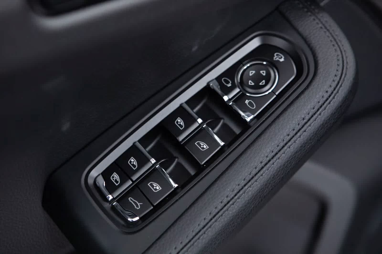 Certified 2026 Porsche Macan AWD/4WD image 25