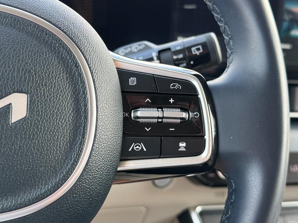 Used 2025 Kia Carnival EX FWD image 22