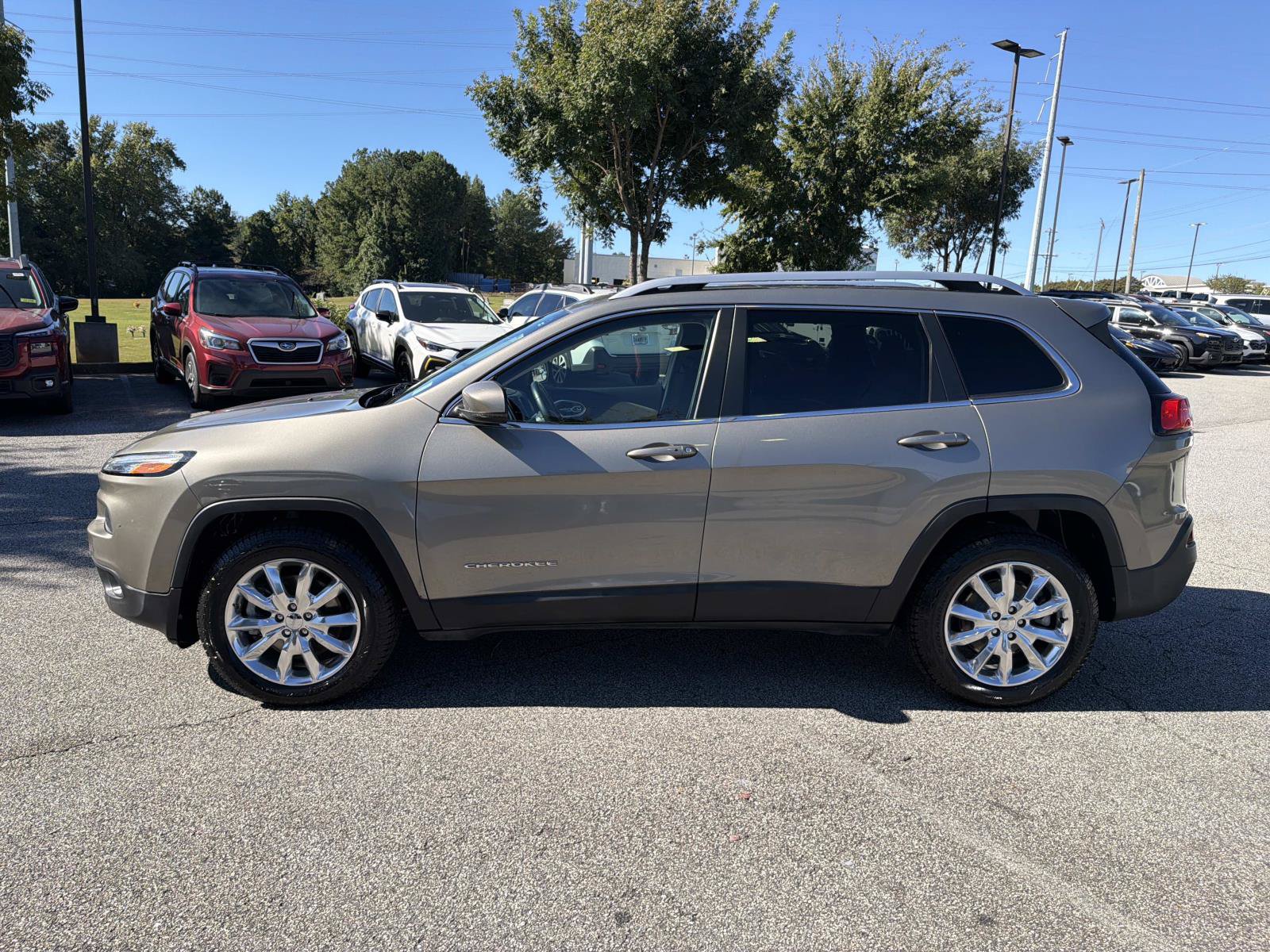 Used 2017 Jeep Cherokee Limited AWD/4WD image 6