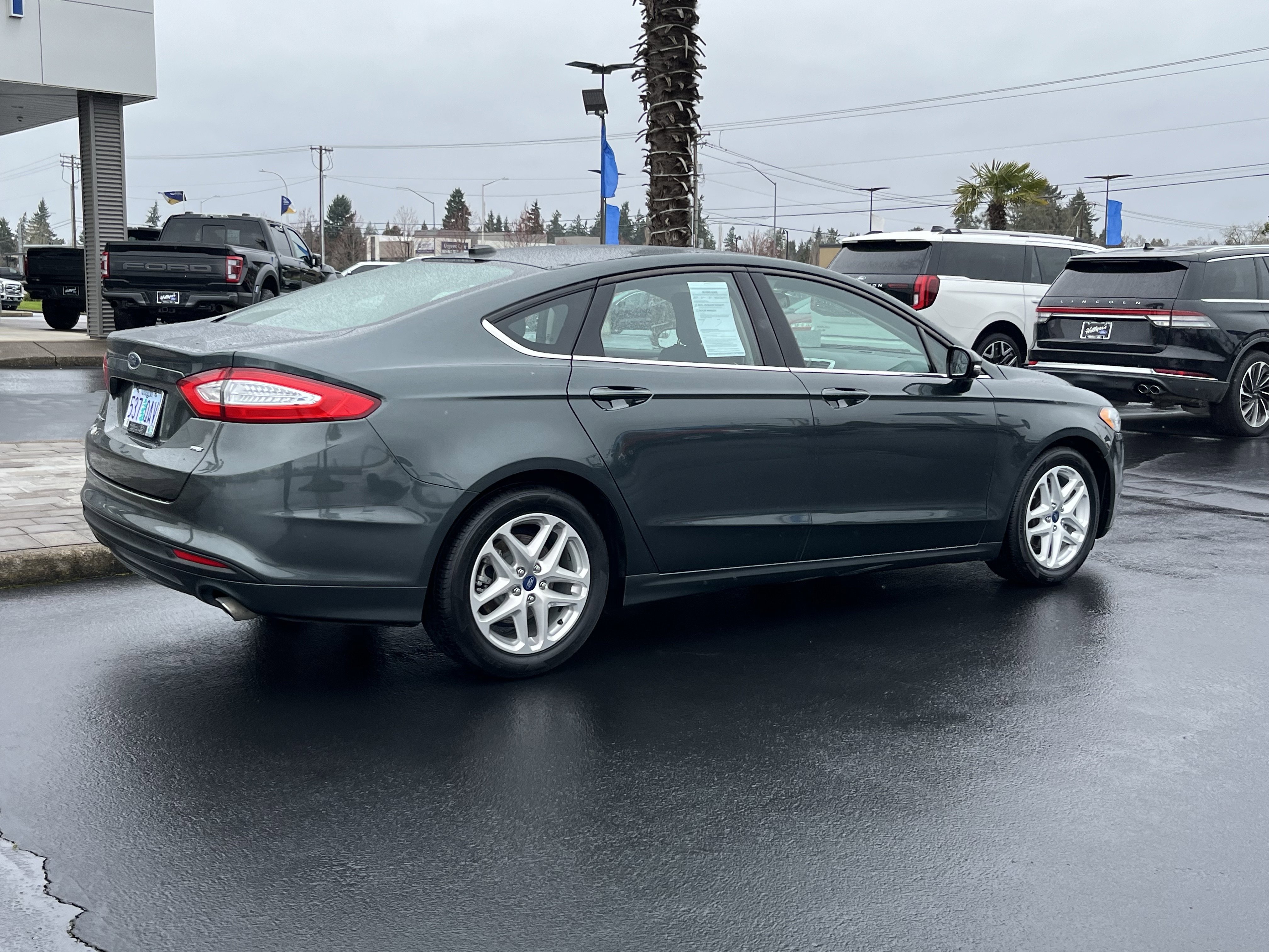 Used 2015 Ford Fusion SE image 3
