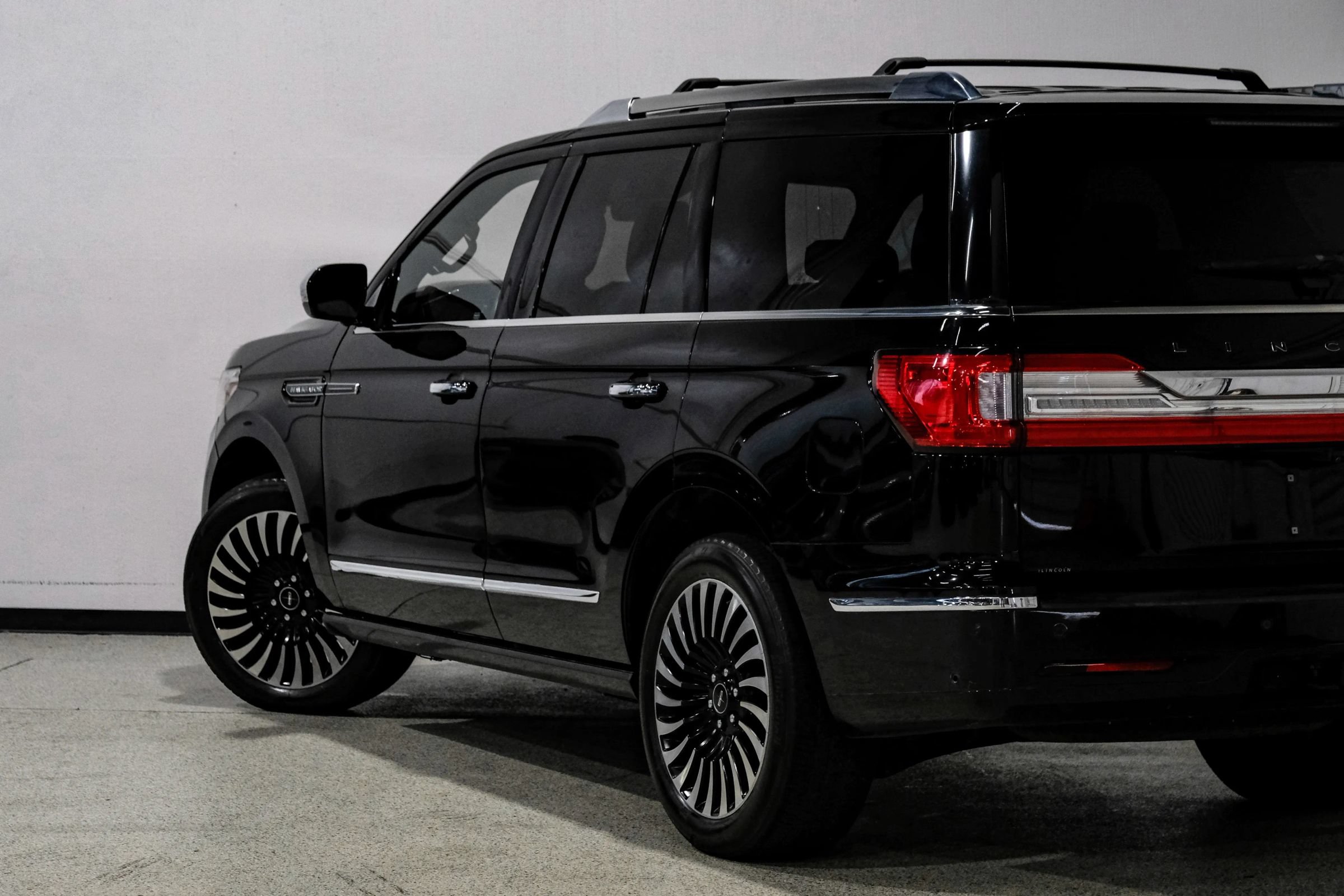 Used 2018 Lincoln Navigator Black Label w/ Cargo Package AWD/4WD image 14