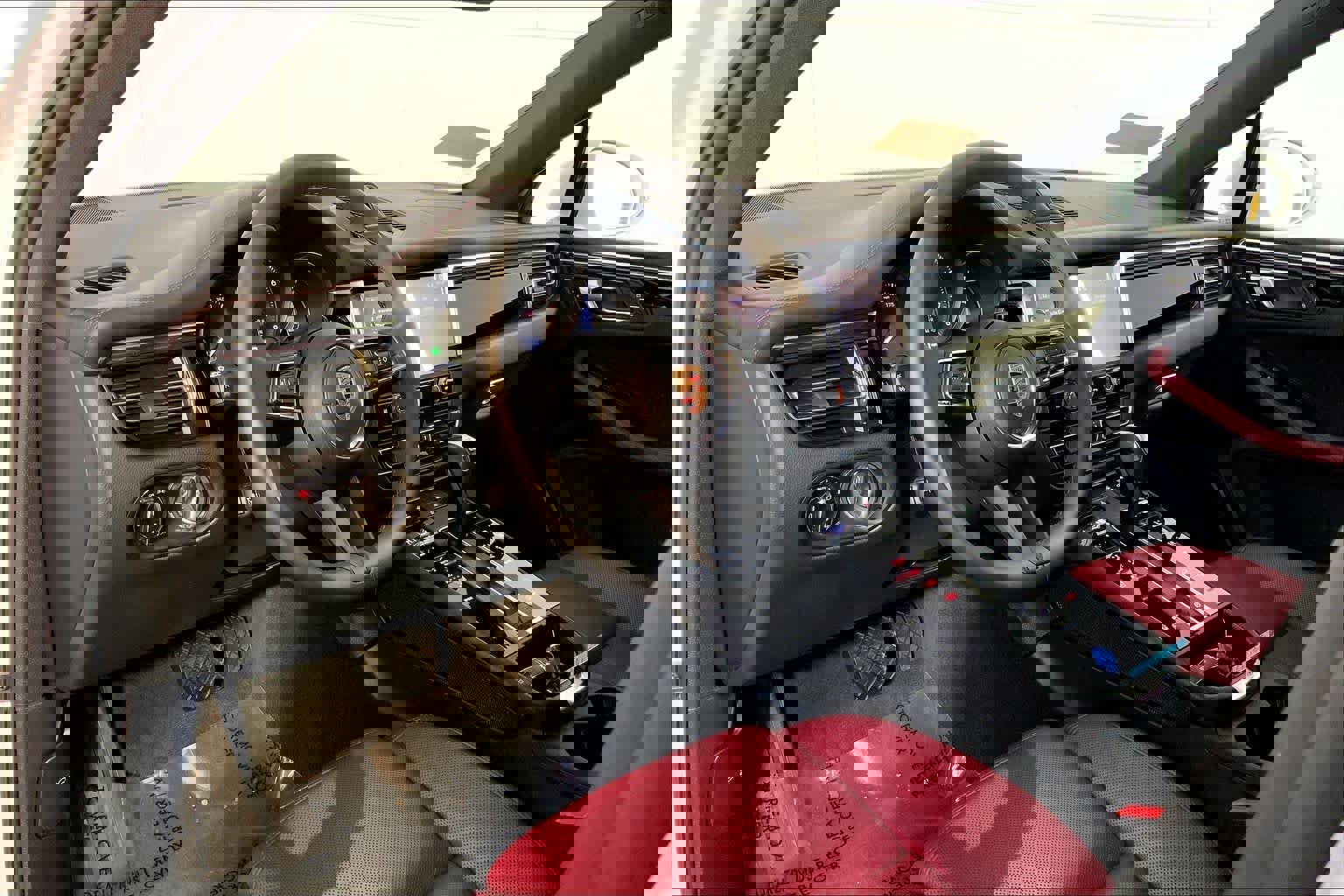 Used 2025 Porsche Macan image 4