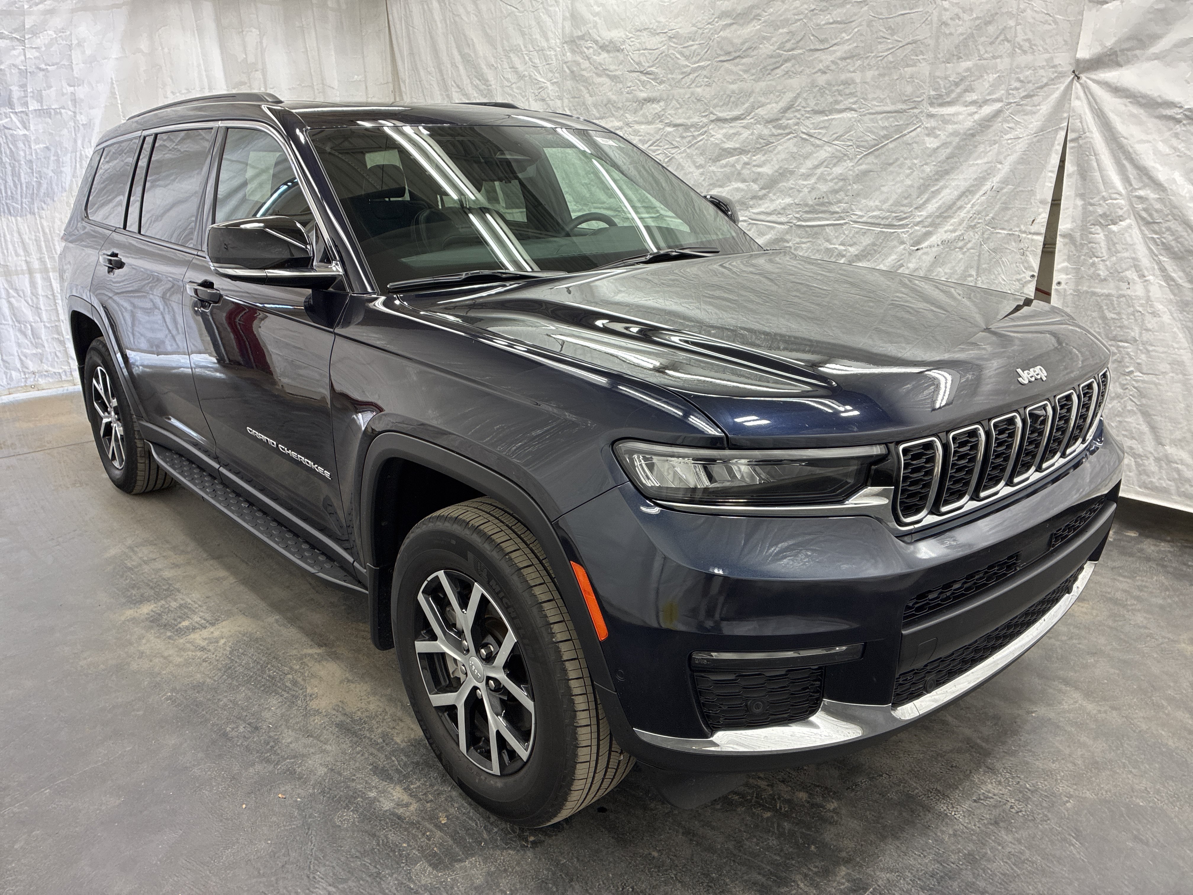 Certified 2024 Jeep Grand Cherokee L Limited w/ Luxury Tech Group II AWD/4WD image 4