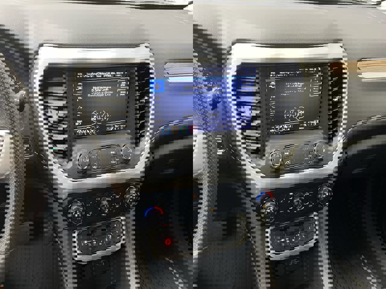 Certified 2023 GMC Acadia SLE w/ Driver Convenience Package image 18