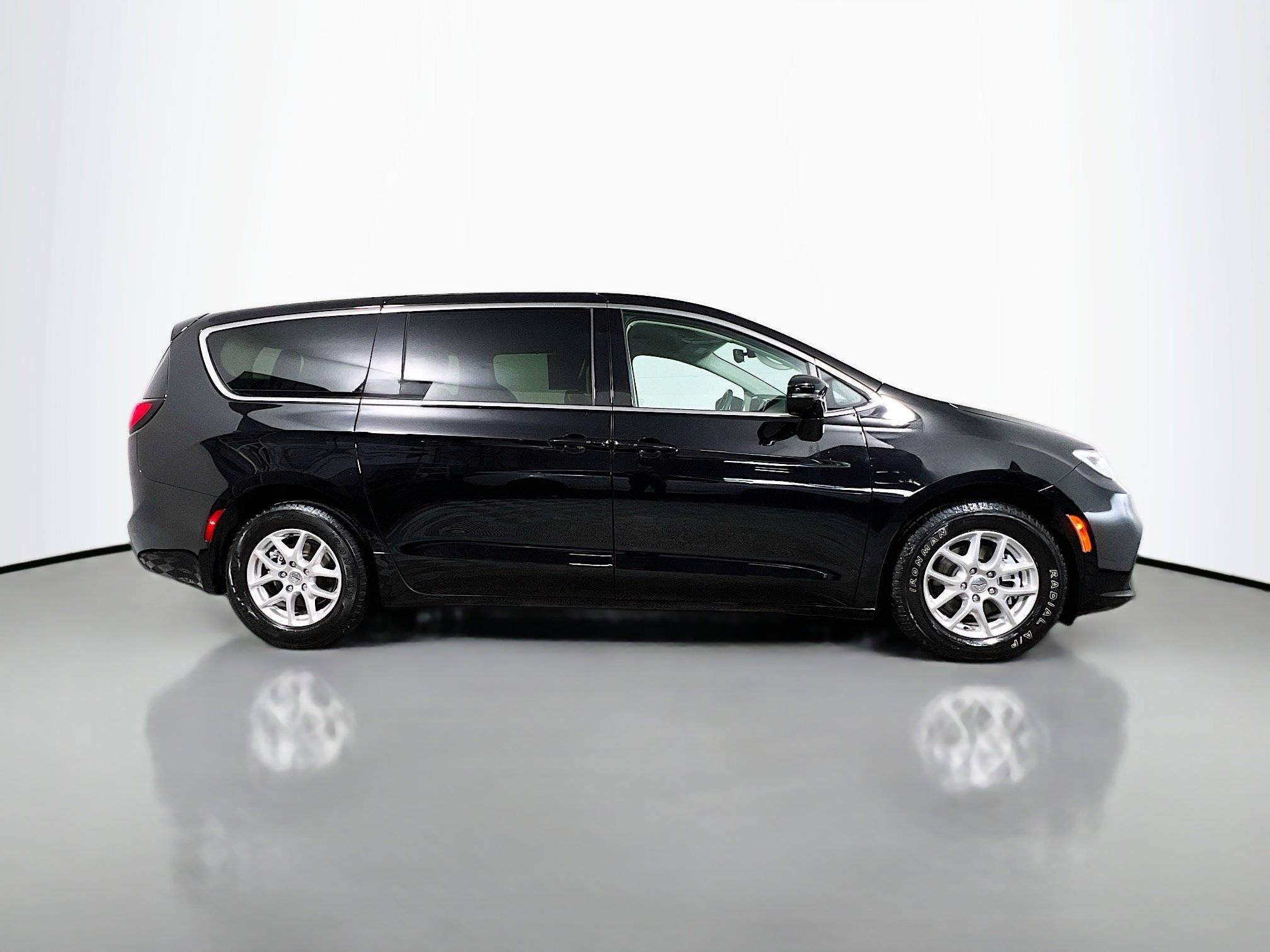 Used 2024 Chrysler Pacifica Touring-L image 3