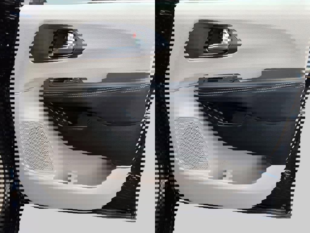 Used 2024 Chrysler Pacifica Touring-L image 23