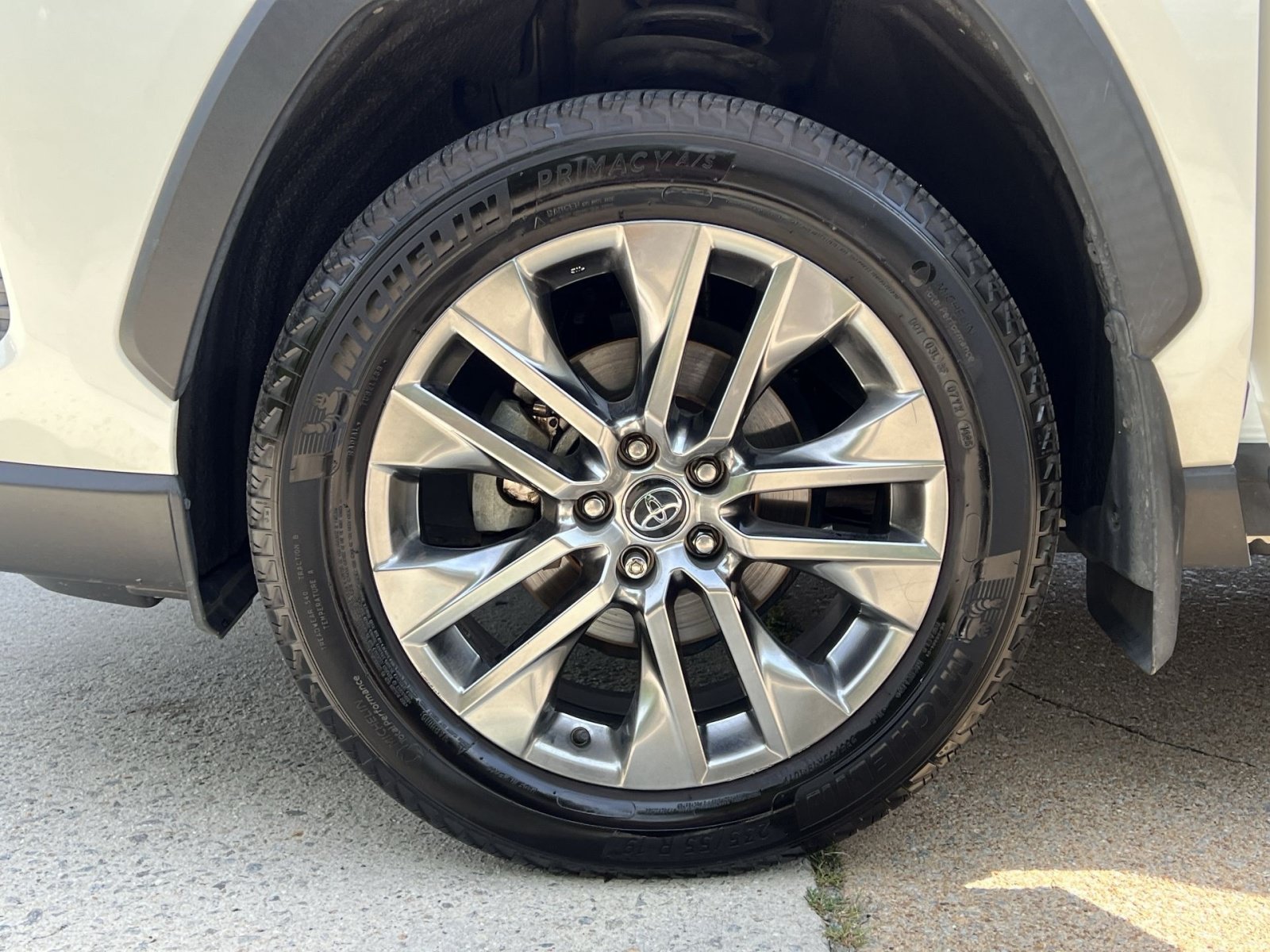 Used 2020 Toyota RAV4 Limited AWD/4WD image 25