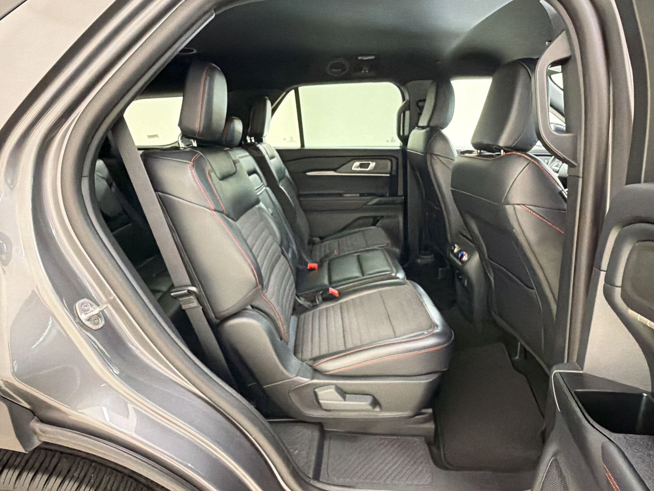 Used 2025 Ford Explorer ST-Line w/ ST-Line Street Pack AWD/4WD image 28