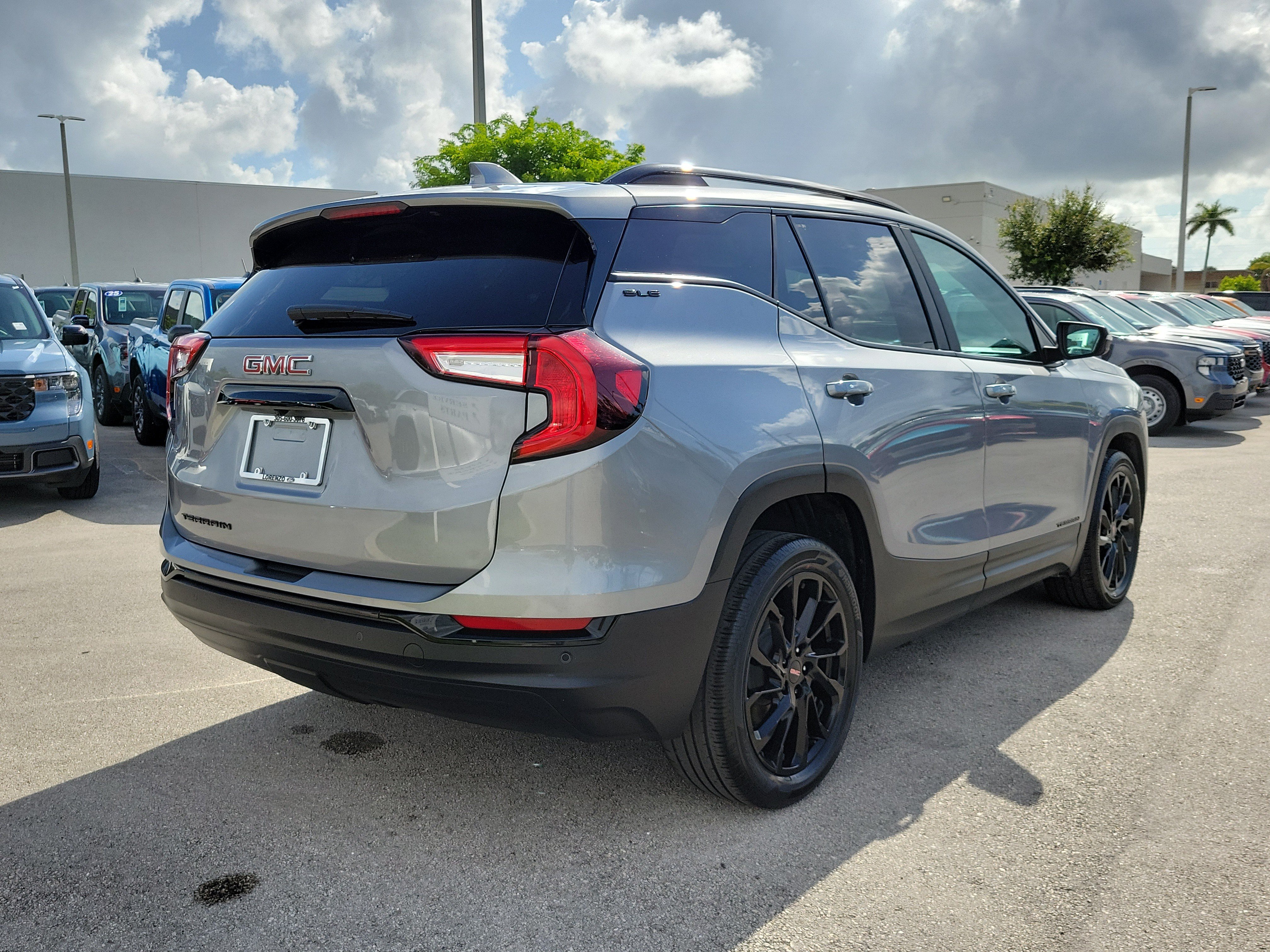 Used 2024 GMC Terrain SLE w/ Driver Convenience Package FWD image 5
