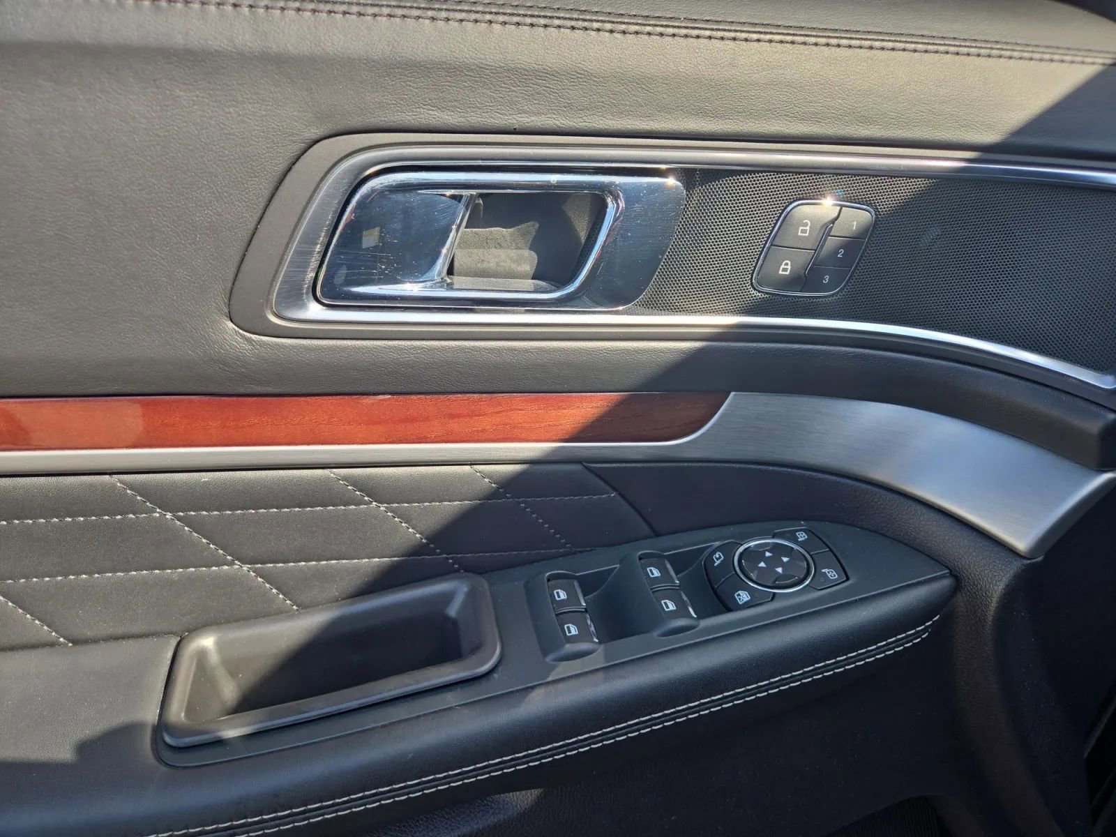 Used 2019 Ford Explorer Platinum image 15