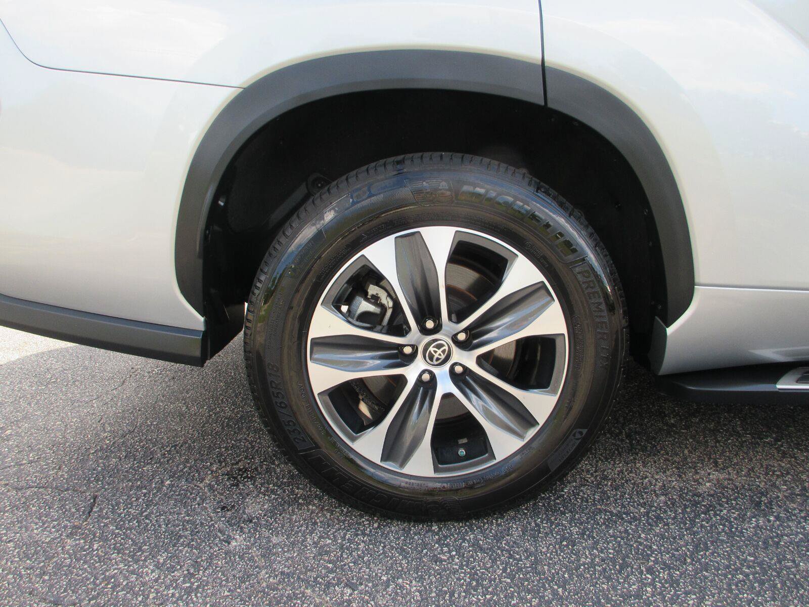 Used 2023 Toyota Highlander XLE FWD image 23