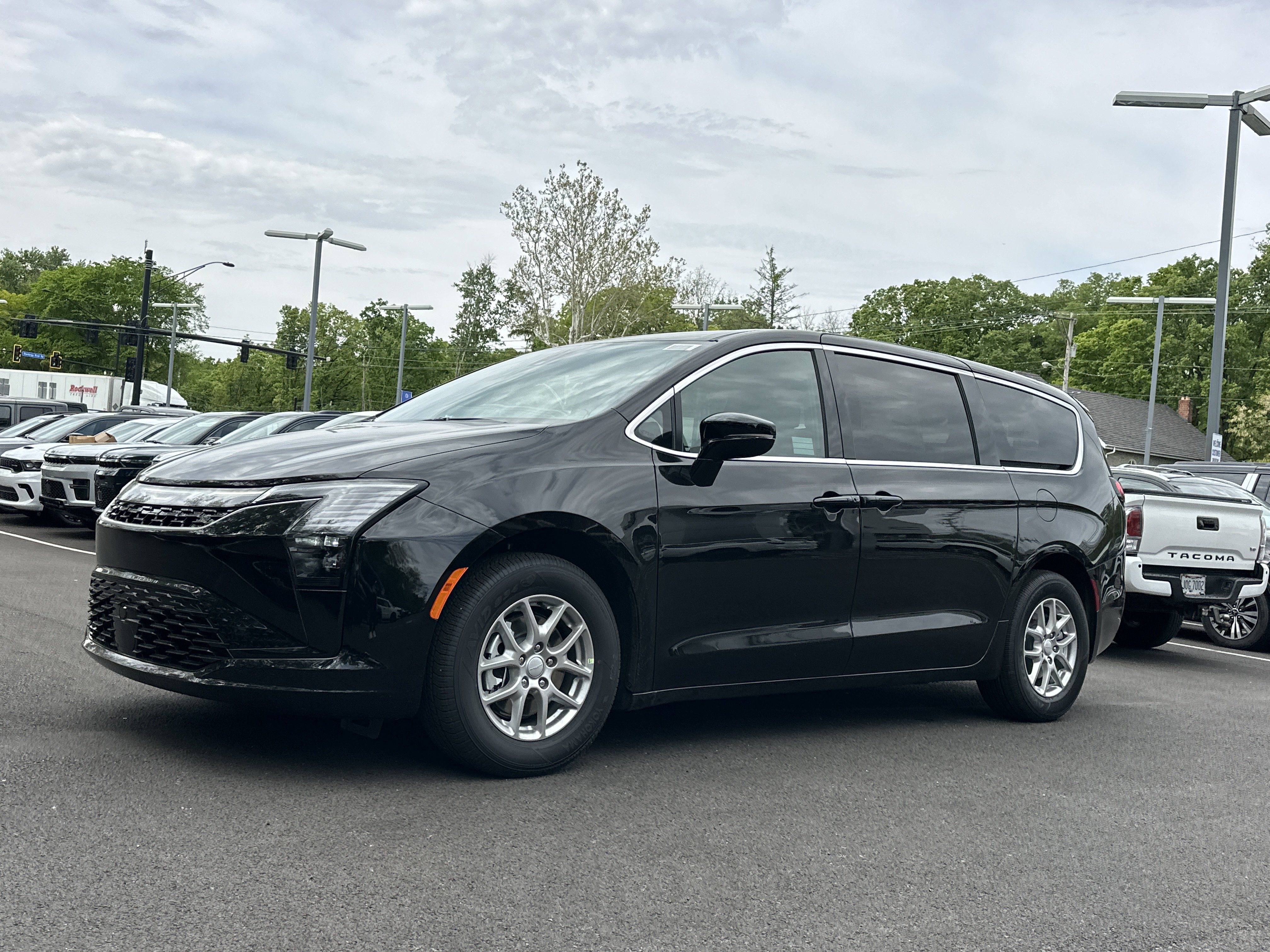 New 2027 Chrysler Pacifica Select FWD image 21