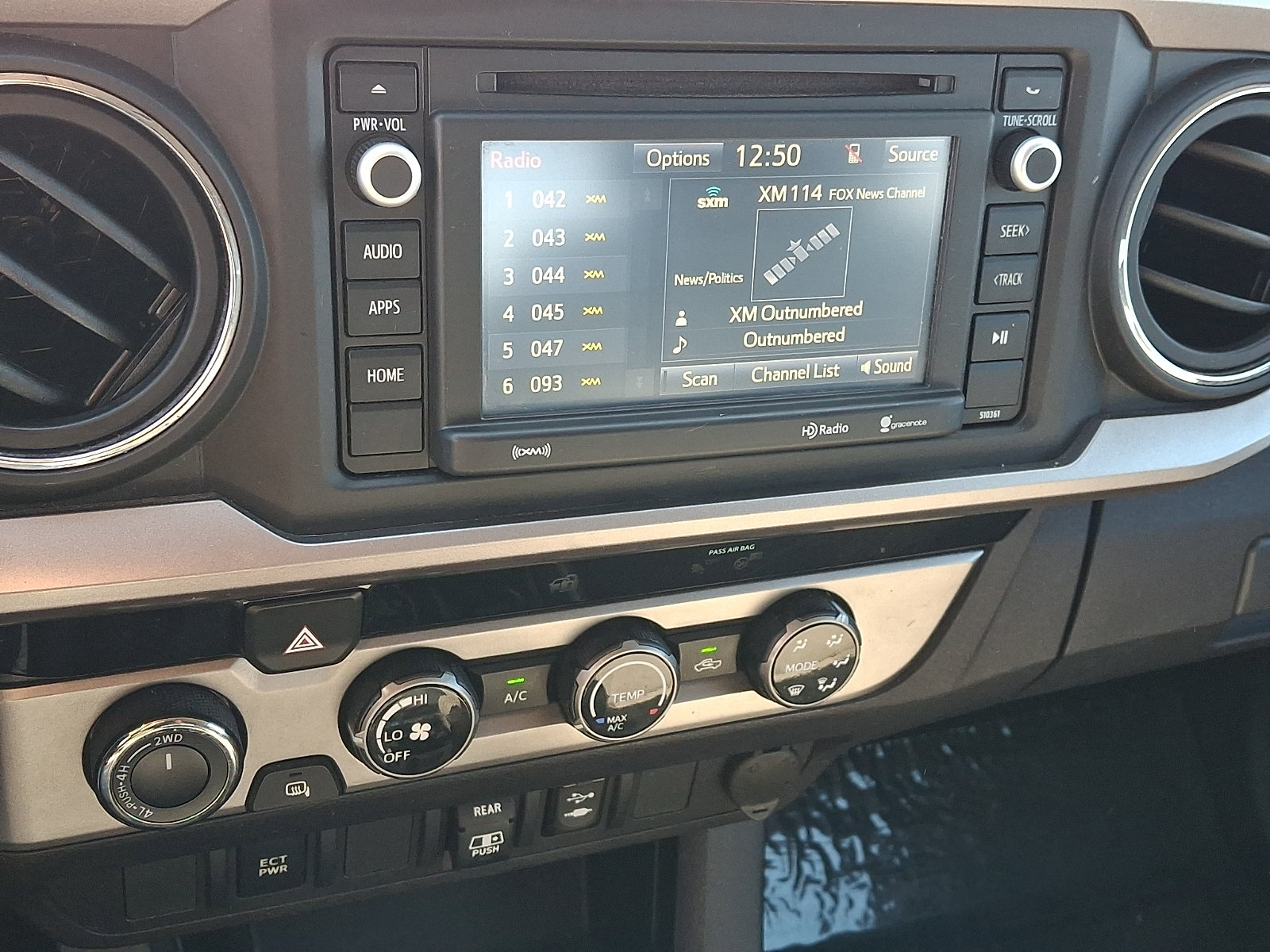 Used 2018 Toyota Tacoma SR5 AWD/4WD image 15