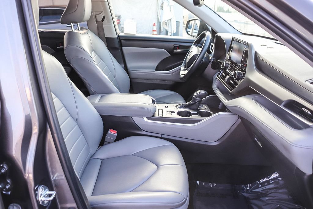 Used 2022 Toyota Highlander XLE FWD image 21