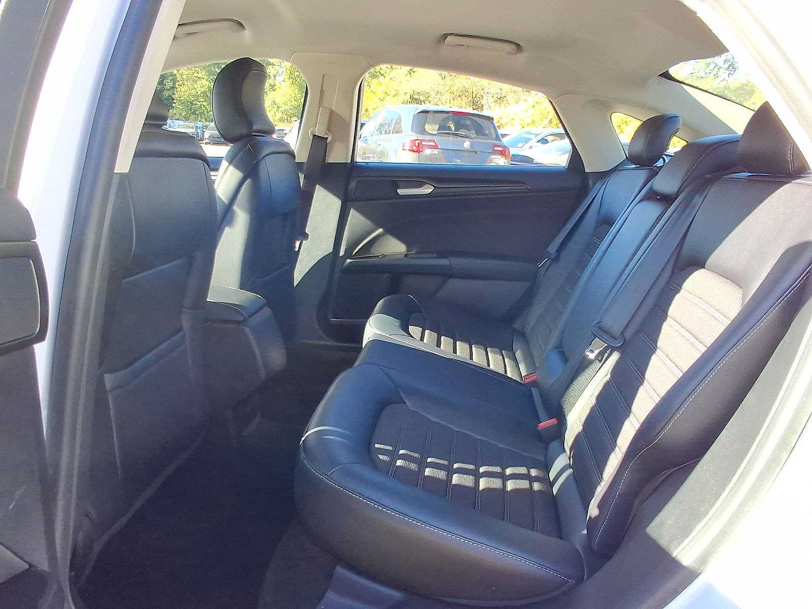Used 2018 Ford Fusion SE w/ Equipment Group 201A FWD image 26