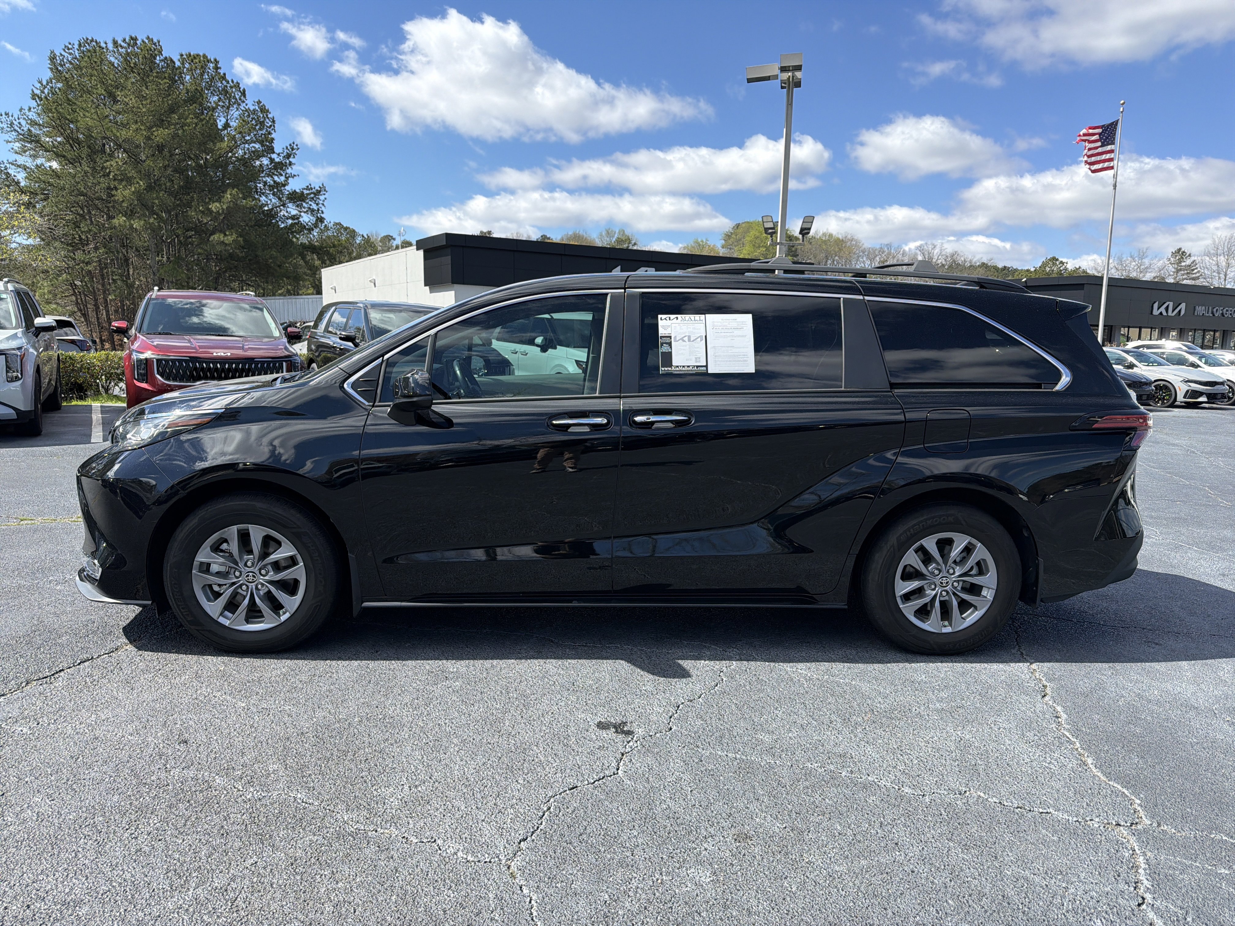 Used 2022 Toyota Sienna XLE image 4