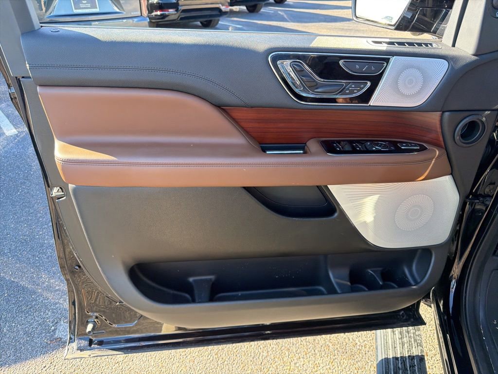 Used 2022 Lincoln Navigator Reserve image 21
