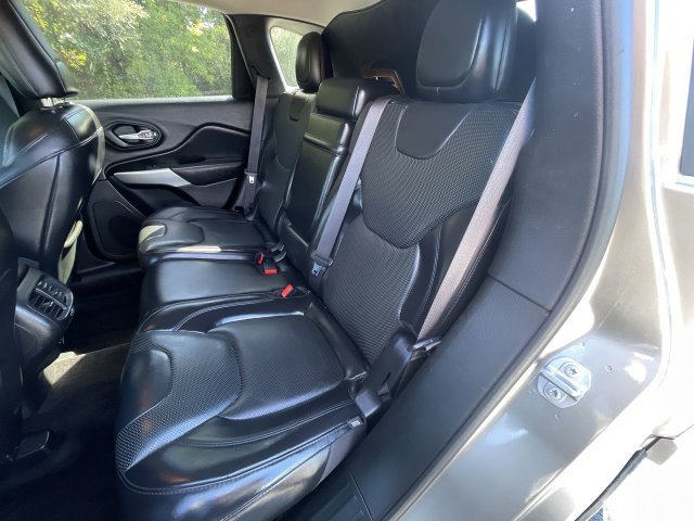 Used 2017 Jeep Cherokee Overland w/ Technology Group FWD image 24