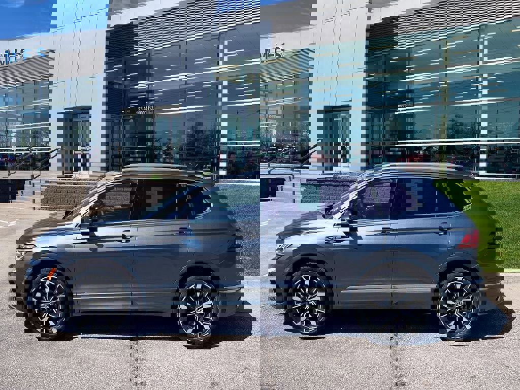 Used 2022 Volkswagen Tiguan SEL R-Line AWD/4WD image 3