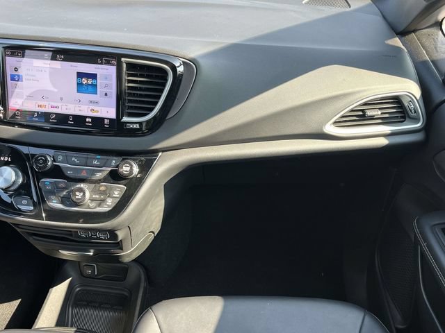 Used 2025 Chrysler Pacifica Select FWD image 18