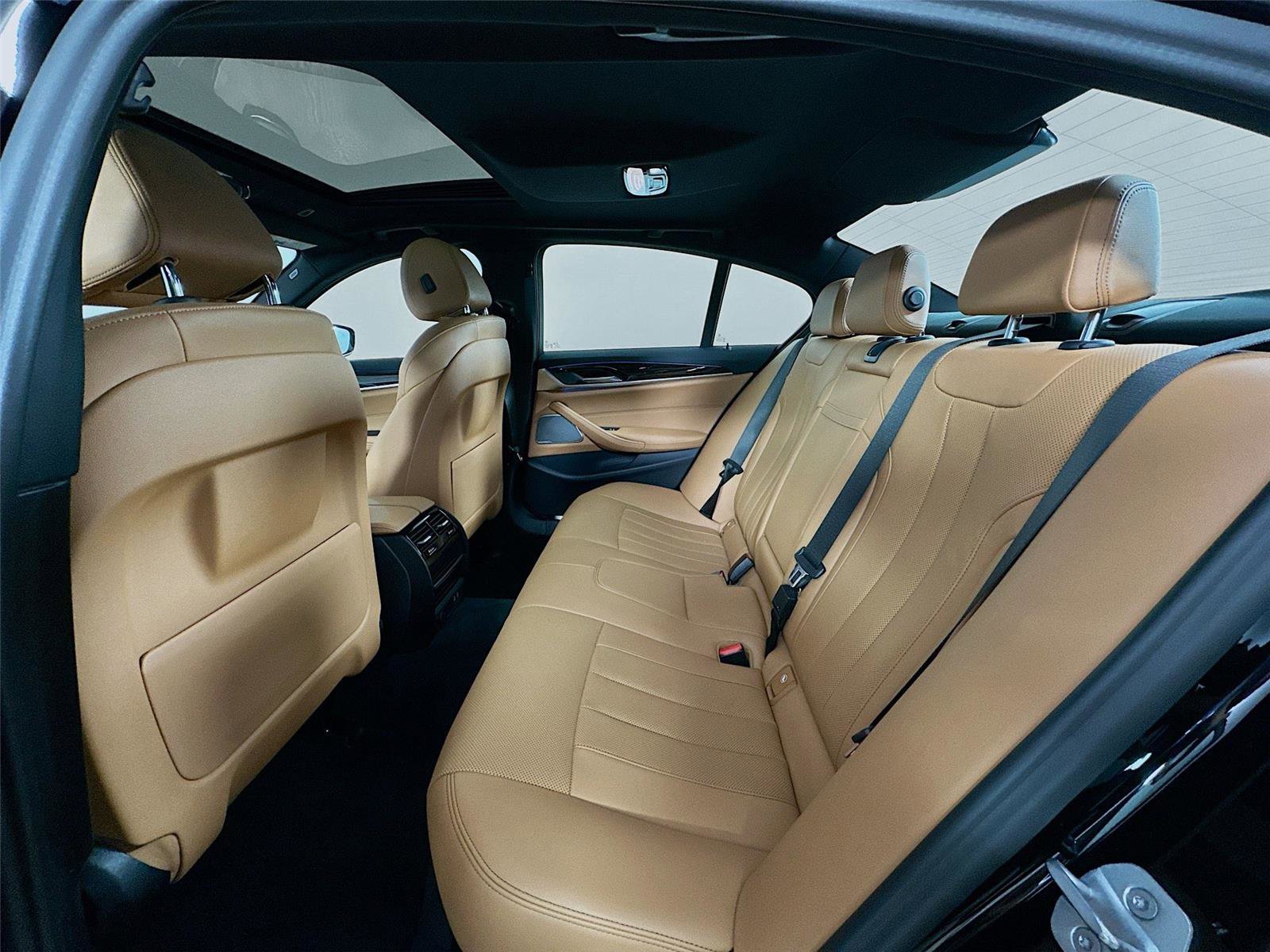 Used 2023 BMW 530e xDrive w/ Premium Package image 26